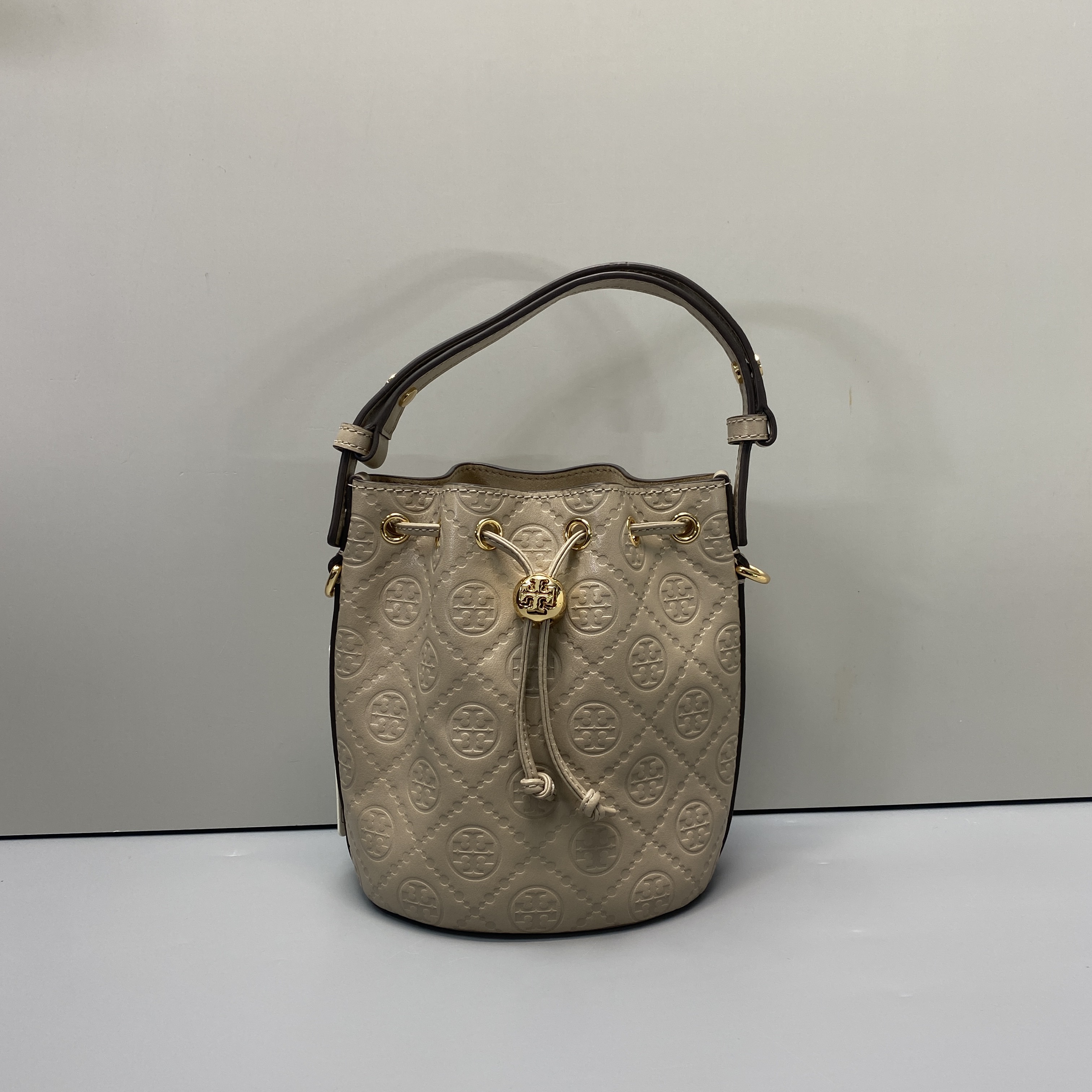 99新 TORY BURCH/汤丽柏琦 灰色压纹小号斜挎水桶包 15*18*11cm