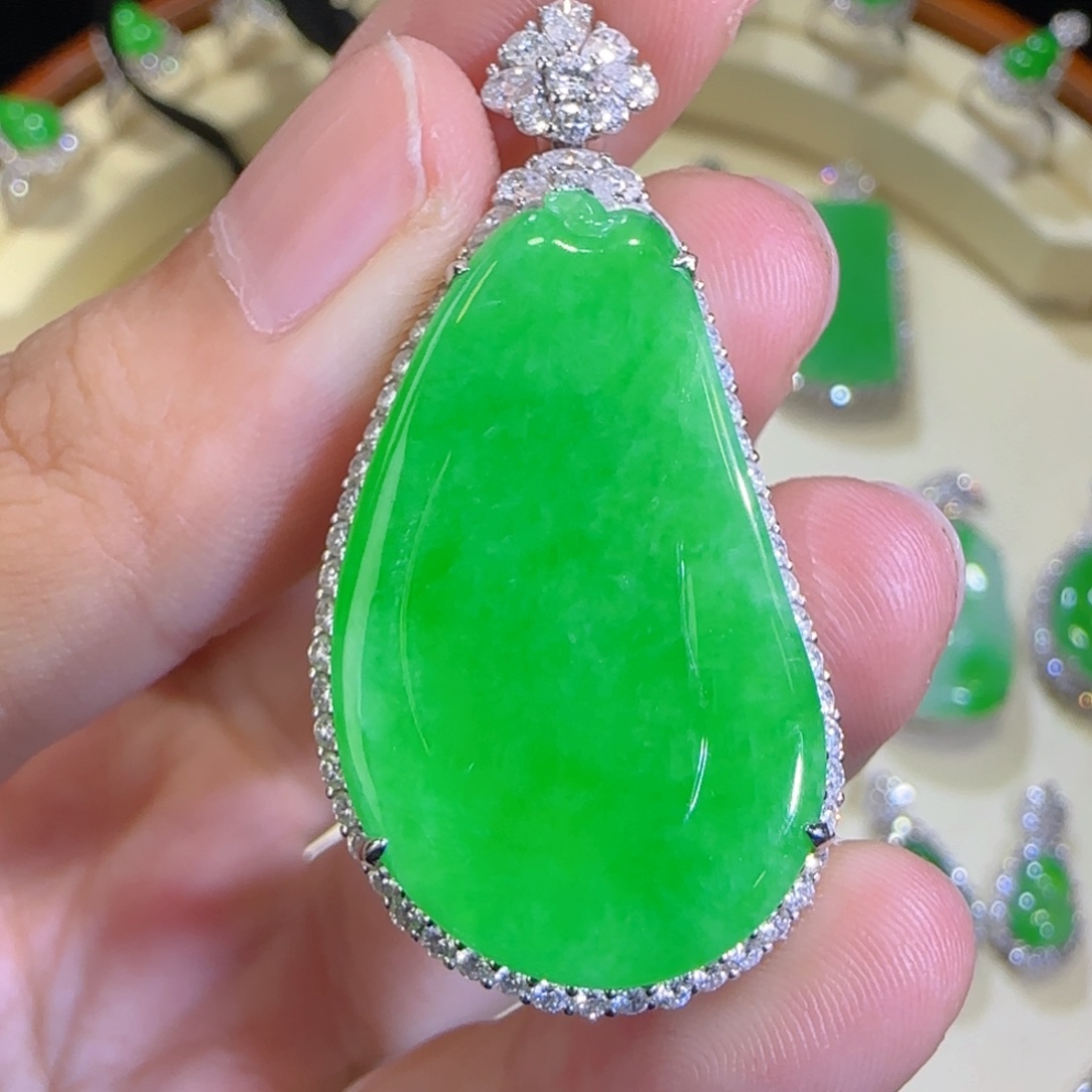 翡翠吊坠(赠链)18K金镶嵌满绿福瓜吊坠