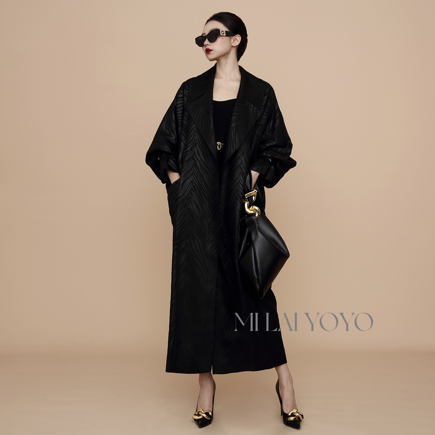 芈莱尤优——新款黑色肌理感翻领提花风衣F23-6134
