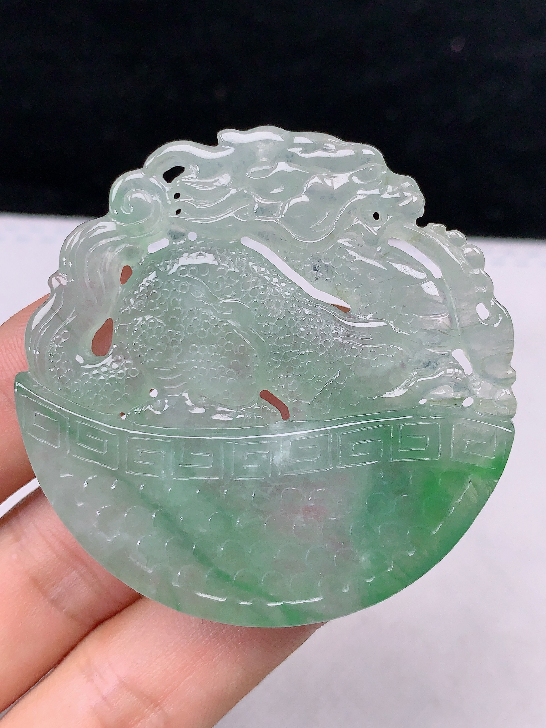 缅甸天然A货翡翠冰种飘绿仿古龙牌吊坠