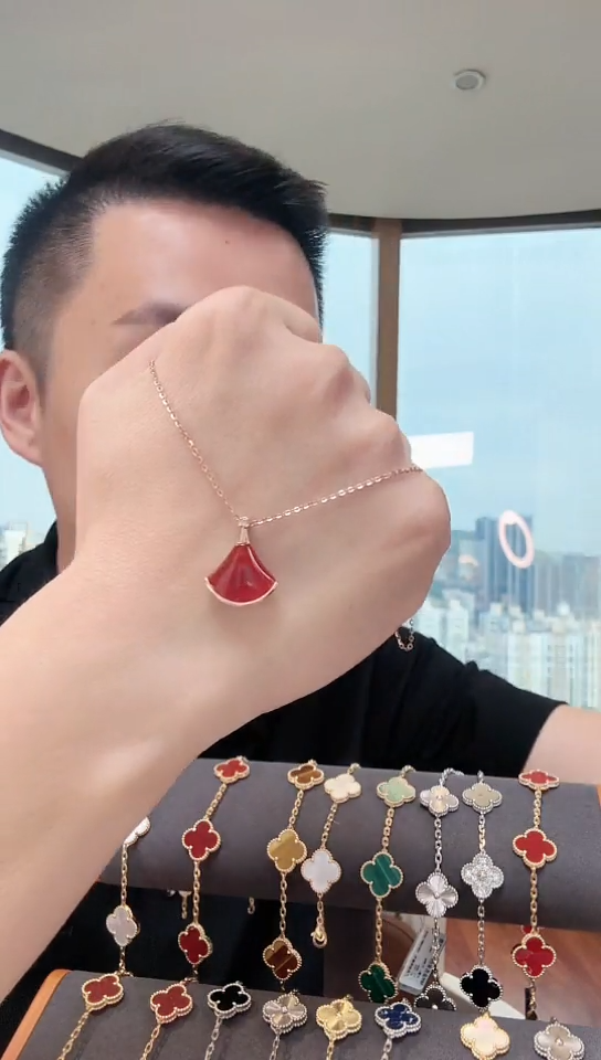 【闪购商品】玛瑙/玉髓吊坠(赠链)18K金镶嵌裙子吊坠