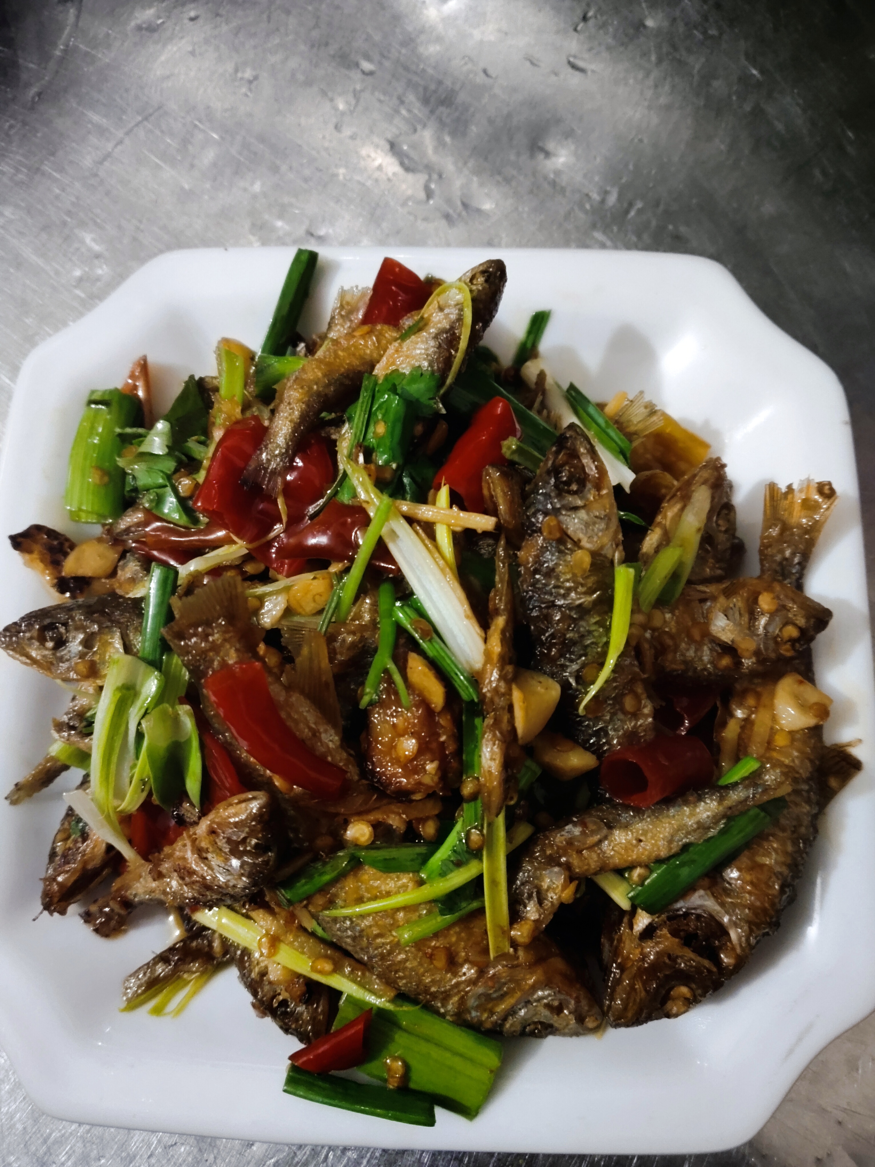 本地小河鱼，品味自然馈赠的鲜美鱼仔，家乡的味道。