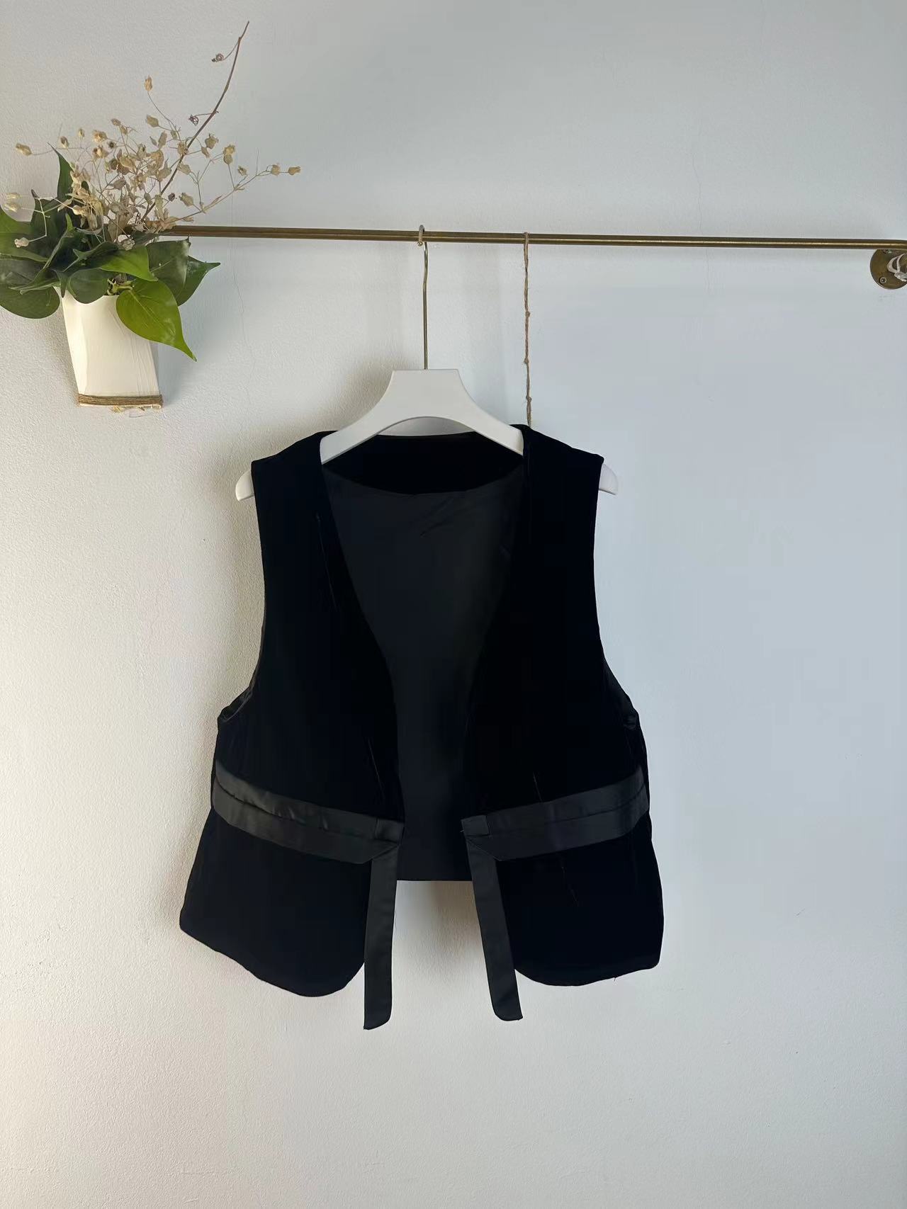 鑫姐百搭时尚潮流气质休闲短款马甲洋气小香风黑色高档丝绒马夹