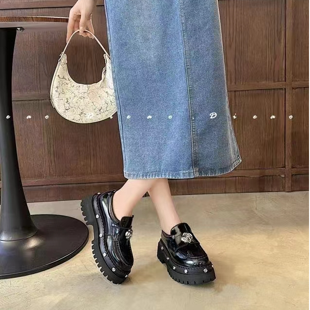 欧洲站女鞋2024新款秋季英伦风真皮玫瑰钉一脚蹬乐福鞋气质时尚