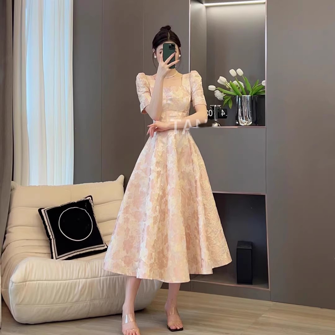 法式粉色方领短袖碎花蕾丝2025新款女夏季修身显瘦名媛气质裙子