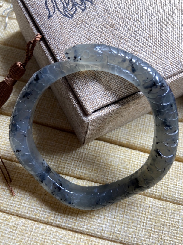 天然岫玉手工雕刻花玉手镯