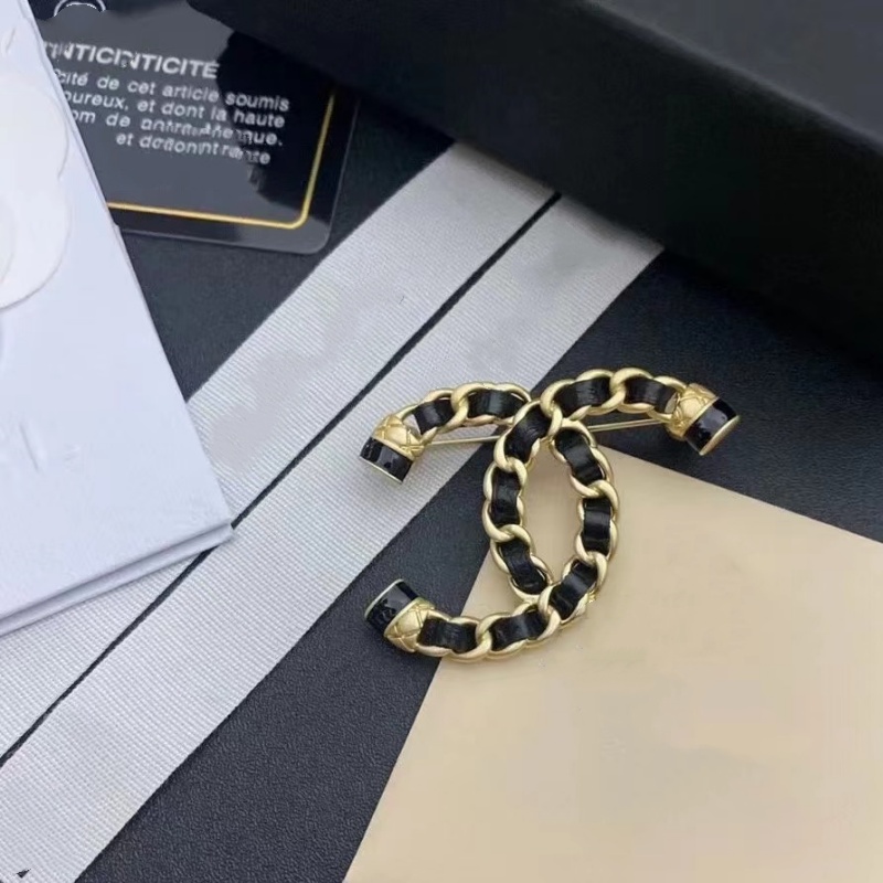 合金胸针 爆款轻奢小香C字母穿皮时尚高级胸针女士丝巾扣复古别针