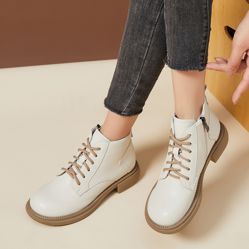 W216-9 白色马丁靴女2024年新款英伦风圆头低跟真皮系带大码短靴