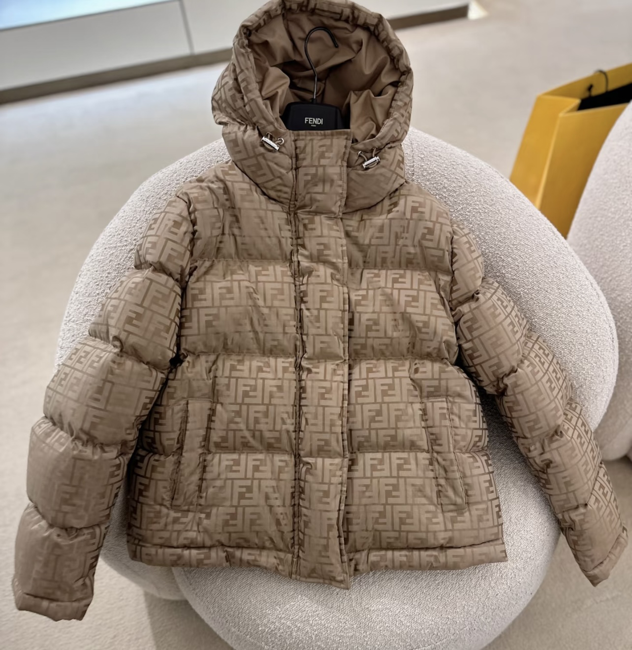 未使用 FENDI/芬迪 【兔子姐姐】 满logo字母羽绒服
