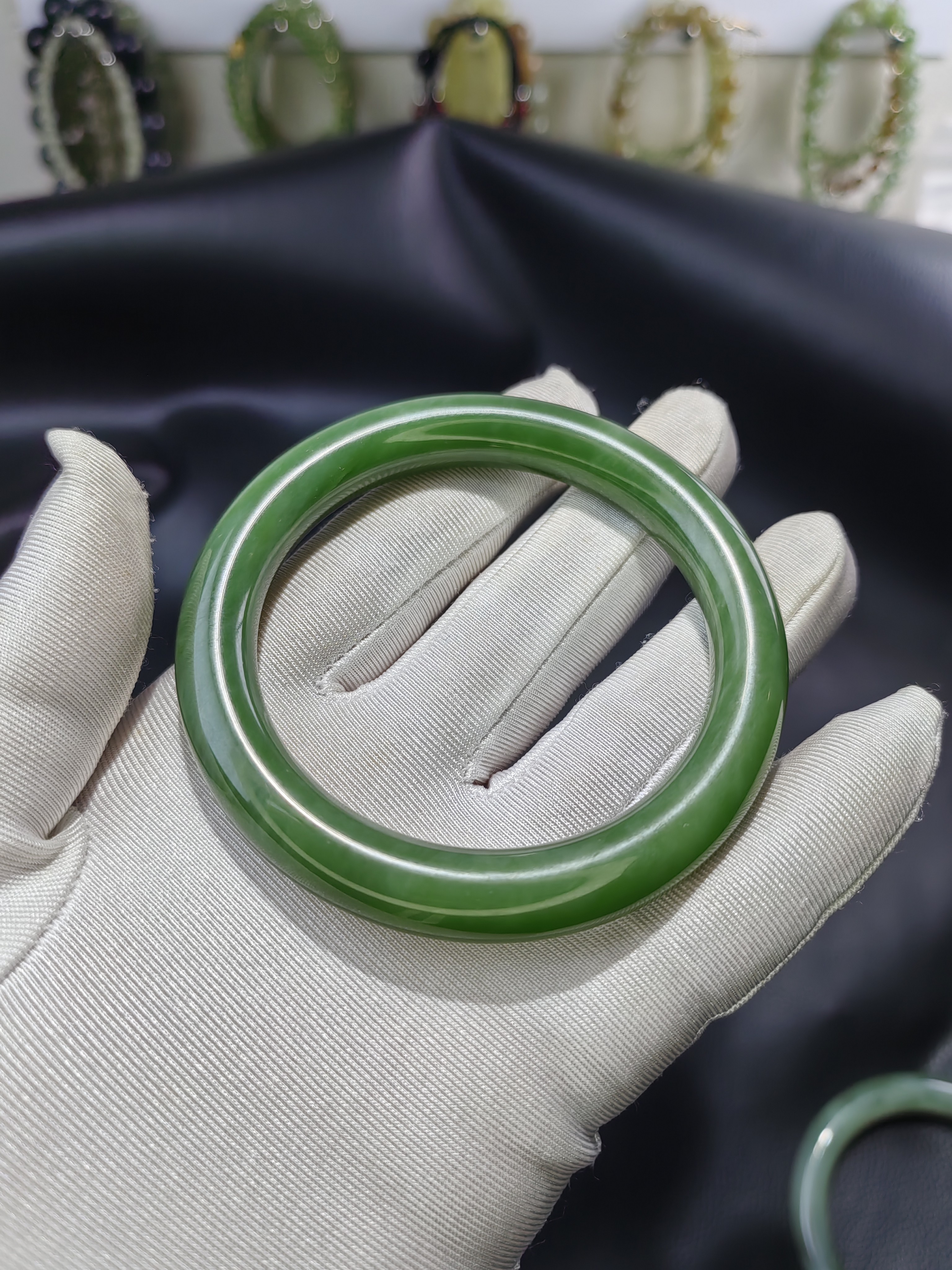 和田玉俄料碧玉无黑无裂猫眼手镯！菠菜绿