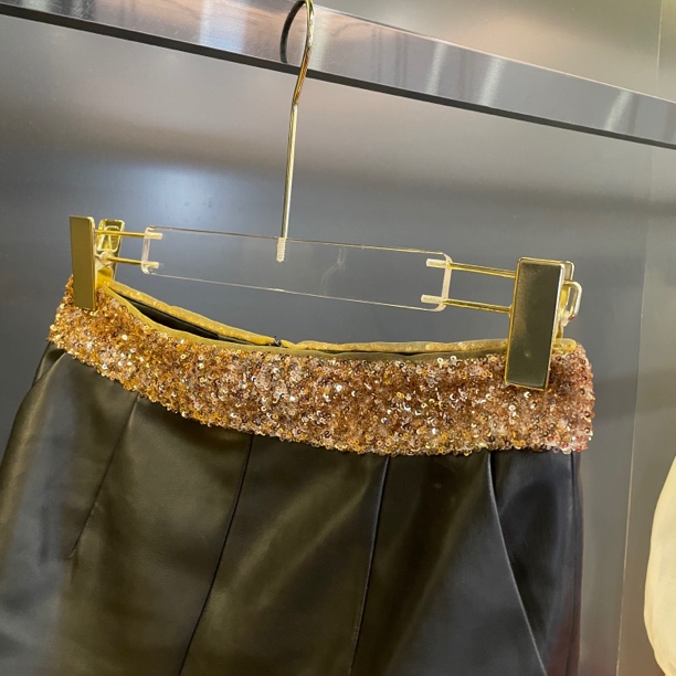 魅鹊 50880 重工钉珠高腰气质半身皮裙