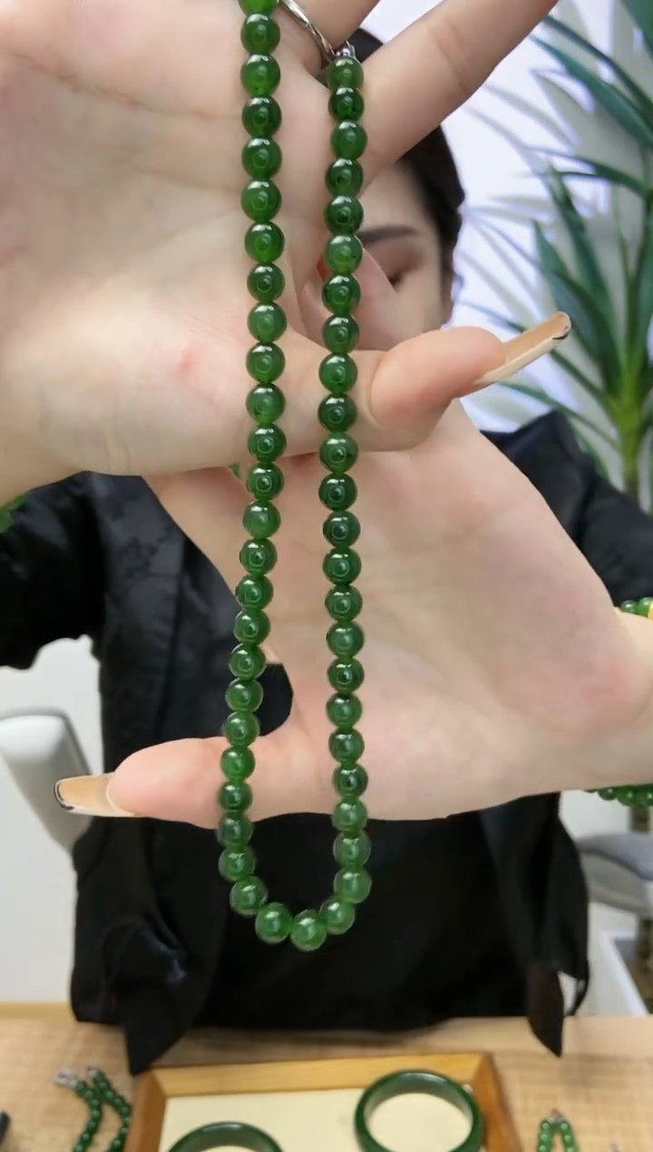 【闪购商品】和田玉（碧玉）项链未镶嵌卡7.8±菠菜绿有黑点介意勿拍