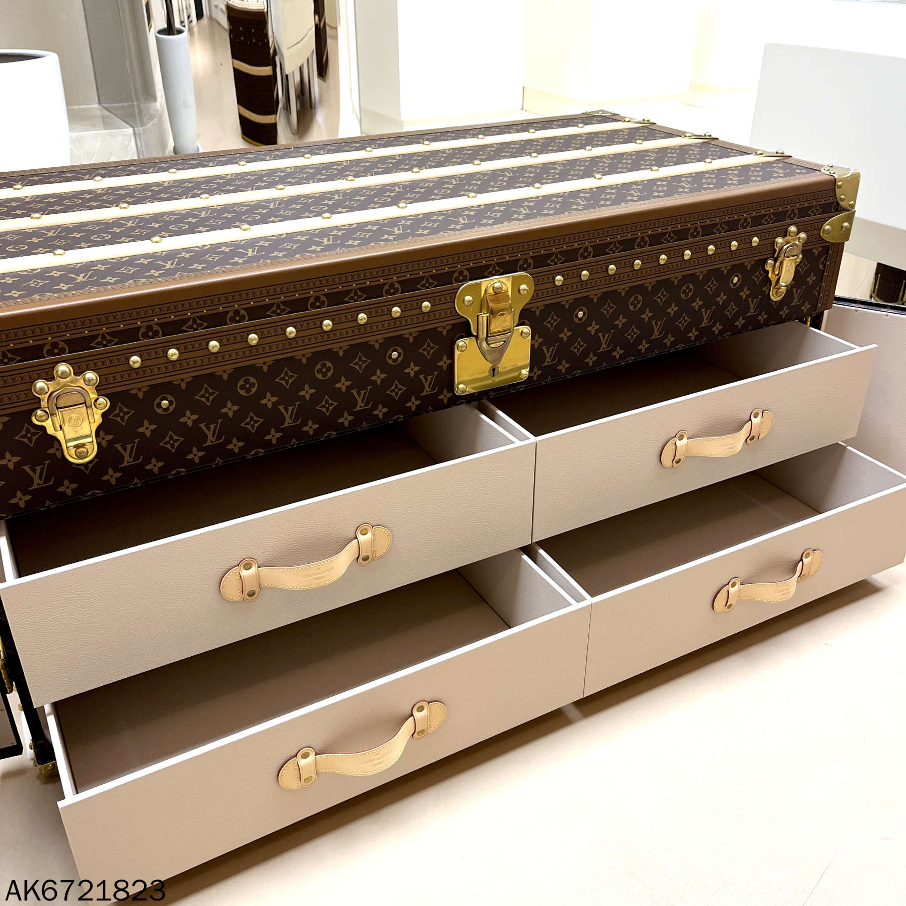 全新未使用 LouisVuitton/路易威登 双开门带抽屉茶几箱AK6721823