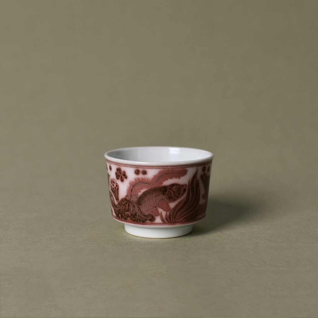 明续幽蓝釉里红鱼藻纹高足直口杯口径：8cm 高度：5.6cm 容量：160ml