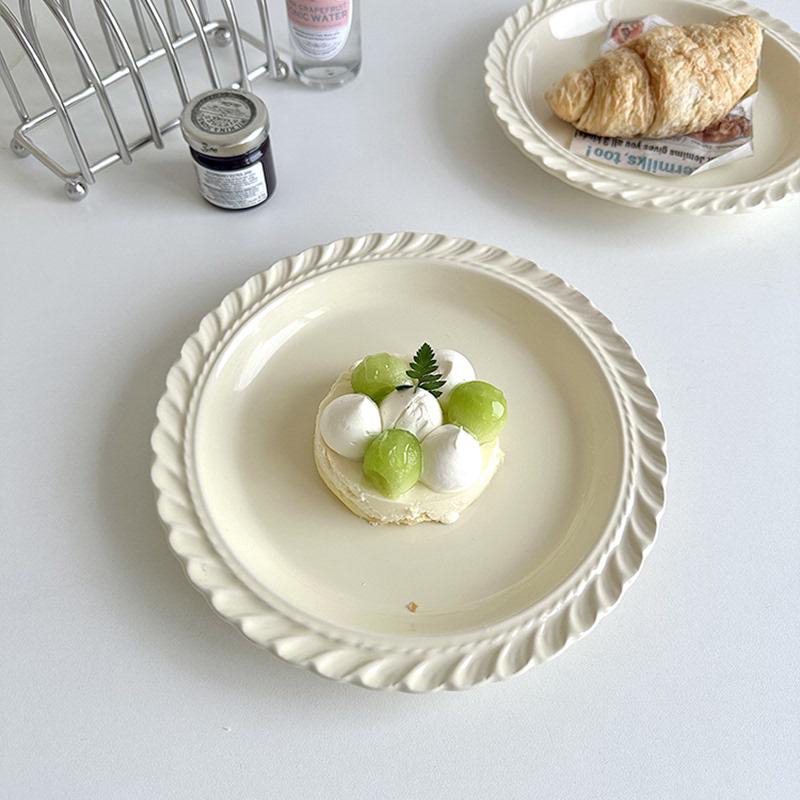 ins法式复古高级感甜品盘奶油色糕点盘家用早餐陶瓷浅盘釉下彩