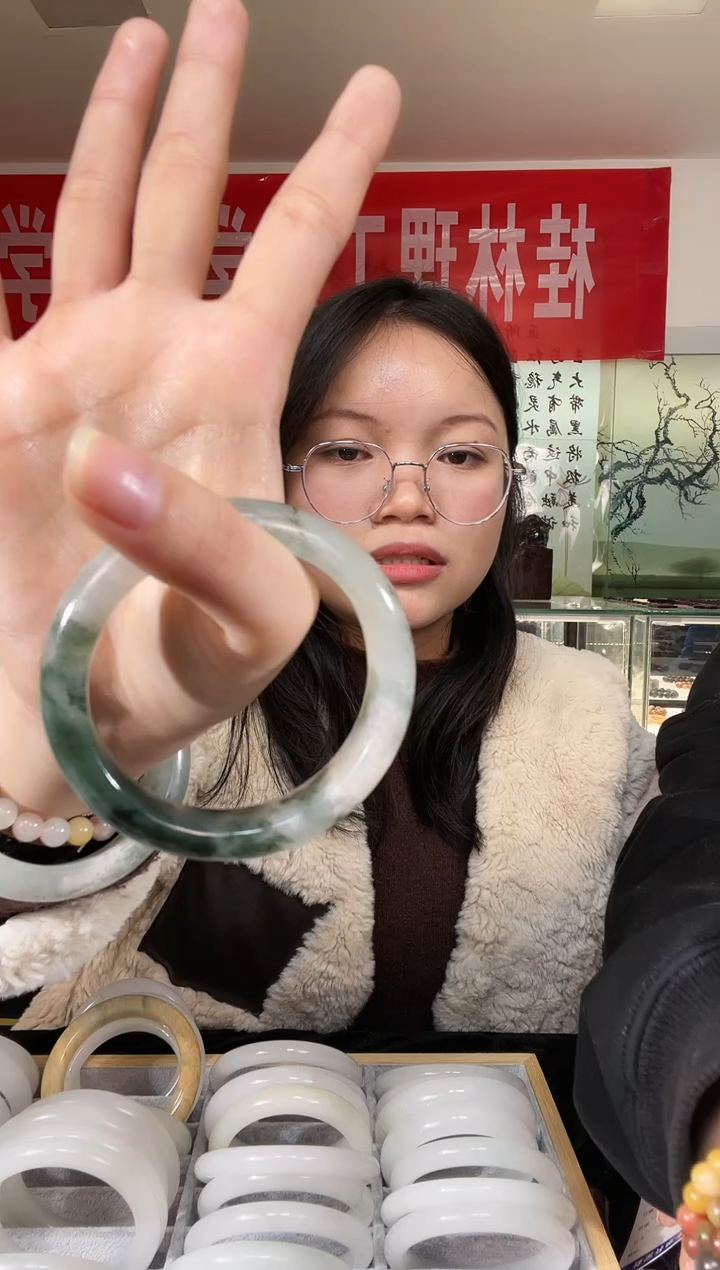 【闪购商品】石英质玉手镯未镶嵌半山半水飘绿花