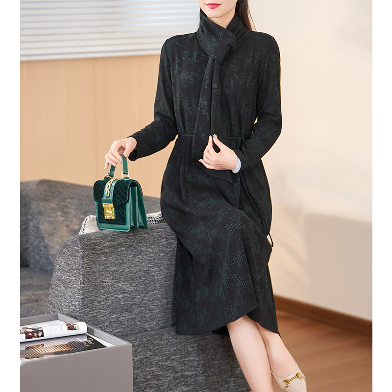 迪欧芙2023冬季新款显瘦气质黑绿色围巾款长袖女连衣裙#DLQ15949