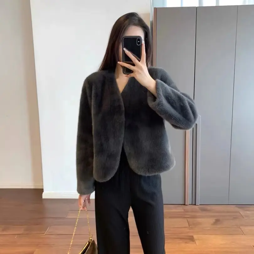2025秋冬新款轻奢时尚百搭高级感宽松休闲V领短款毛毛外套