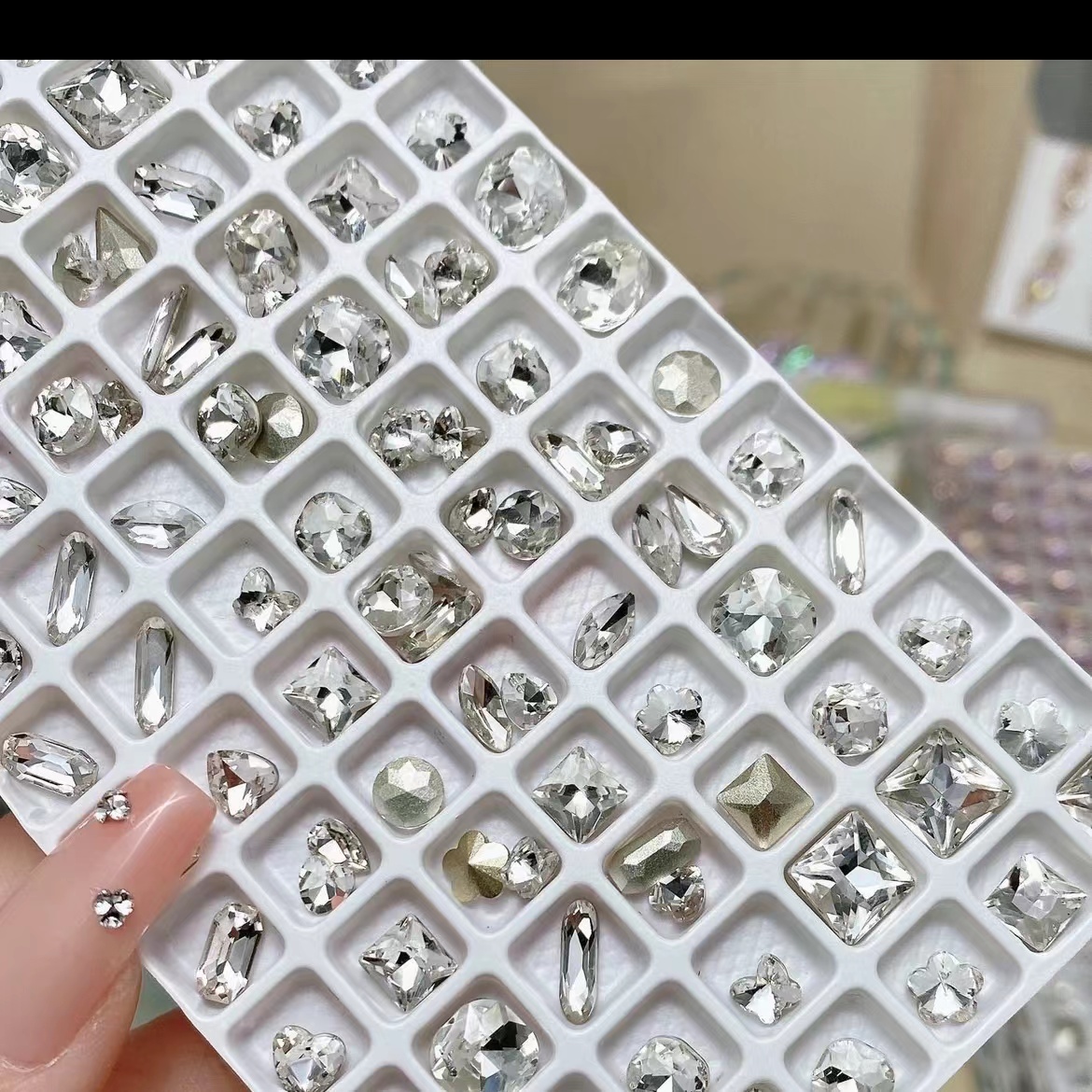 迷你中号白色歪心超闪方钻透白尖底粉色指尖爆闪透亮多色美甲钻