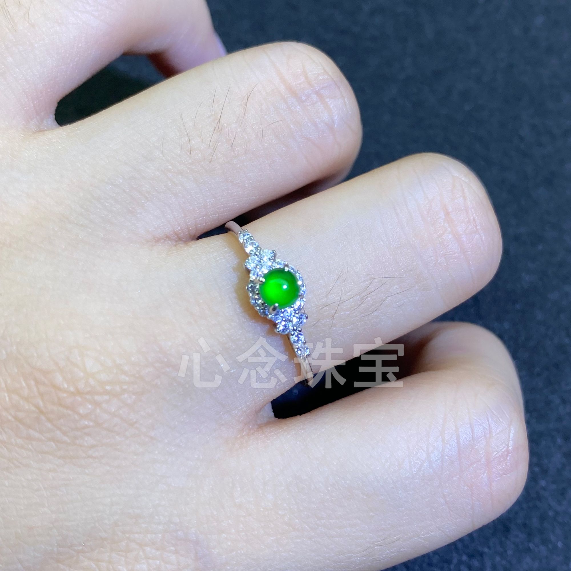 翡翠A货天然饰品戒指翡翠蛋面冰透满绿阳绿S925银镶嵌小钻多样性