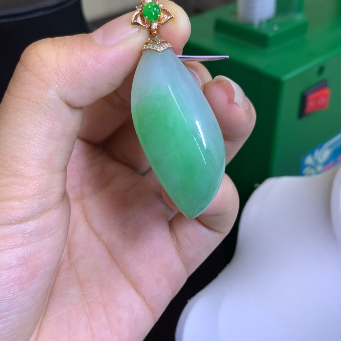 翡翠颈饰18K金镶嵌翡翠