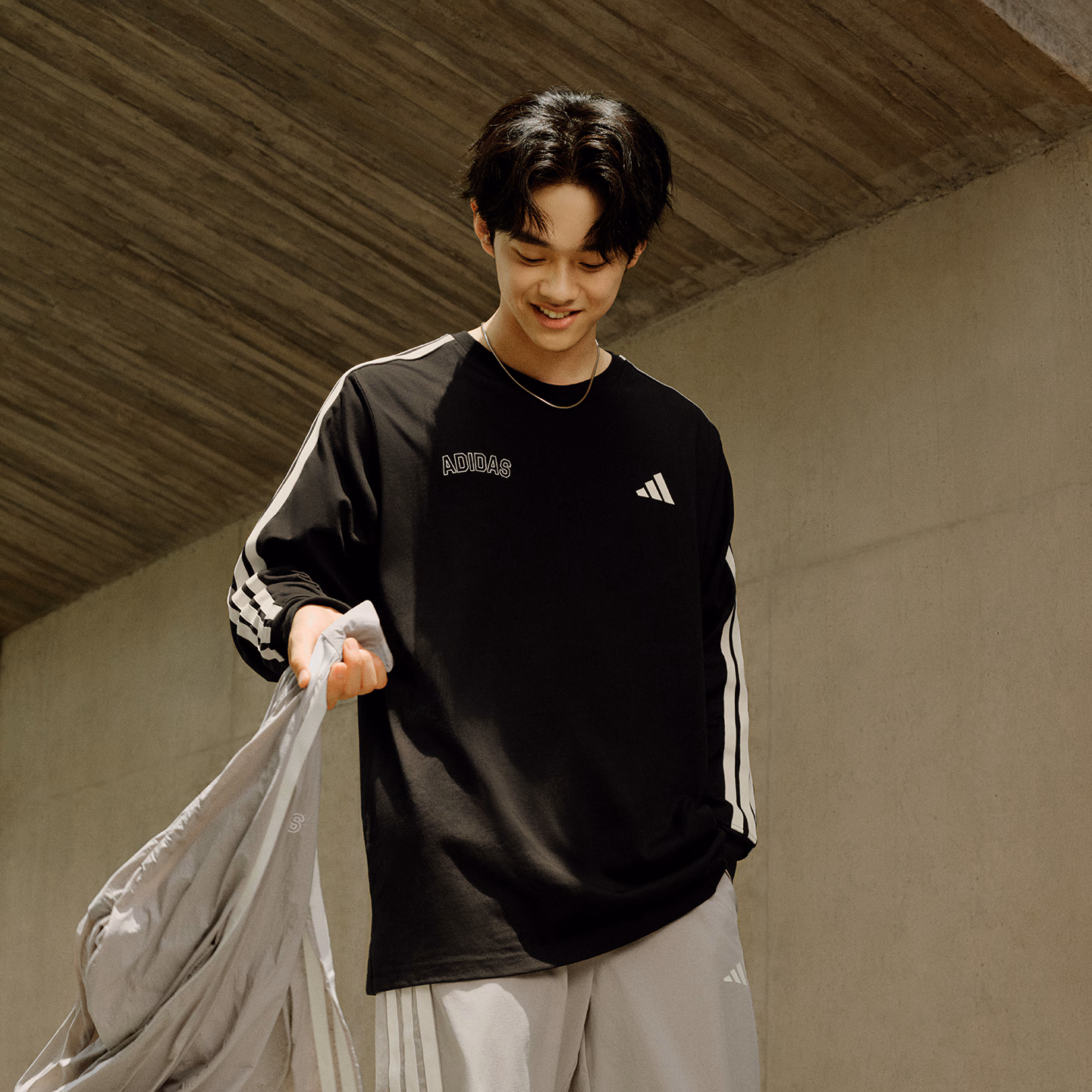 adidas/阿迪达斯男子纯棉运动休闲宽松长袖针织T恤KC2840