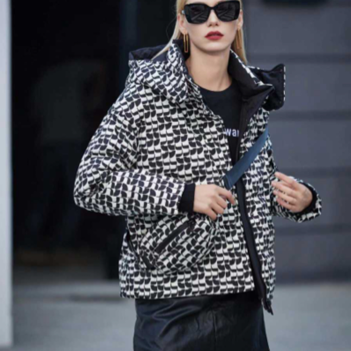 2024金影奇女士连帽羽绒服运动潮流休闲短款98319#