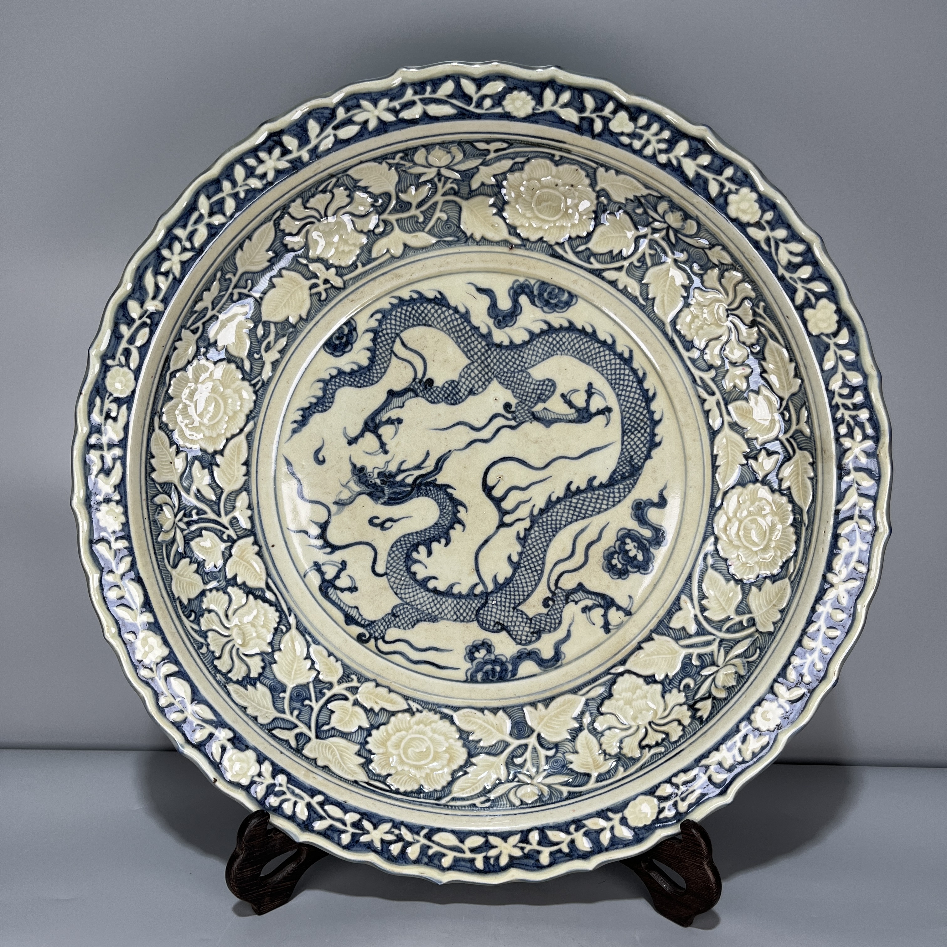 当代仿制 仿古 青花缠枝龙纹陶瓷花口盘