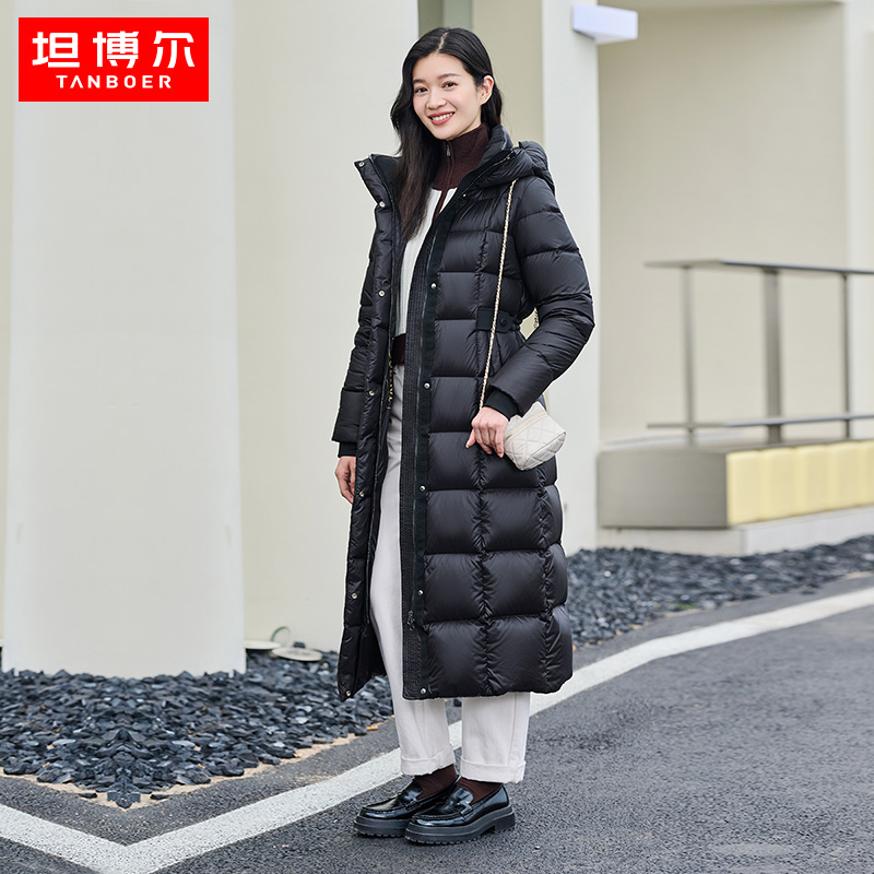 坦博尔90鹅绒女士加厚显瘦长款保暖过膝黑时尚长款羽绒服TD236890