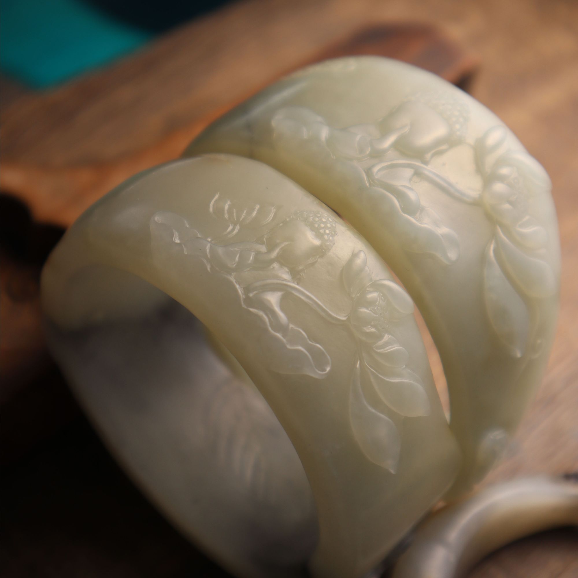 【悟道系列】和田玉青花籽带皮雕花悟道手镯