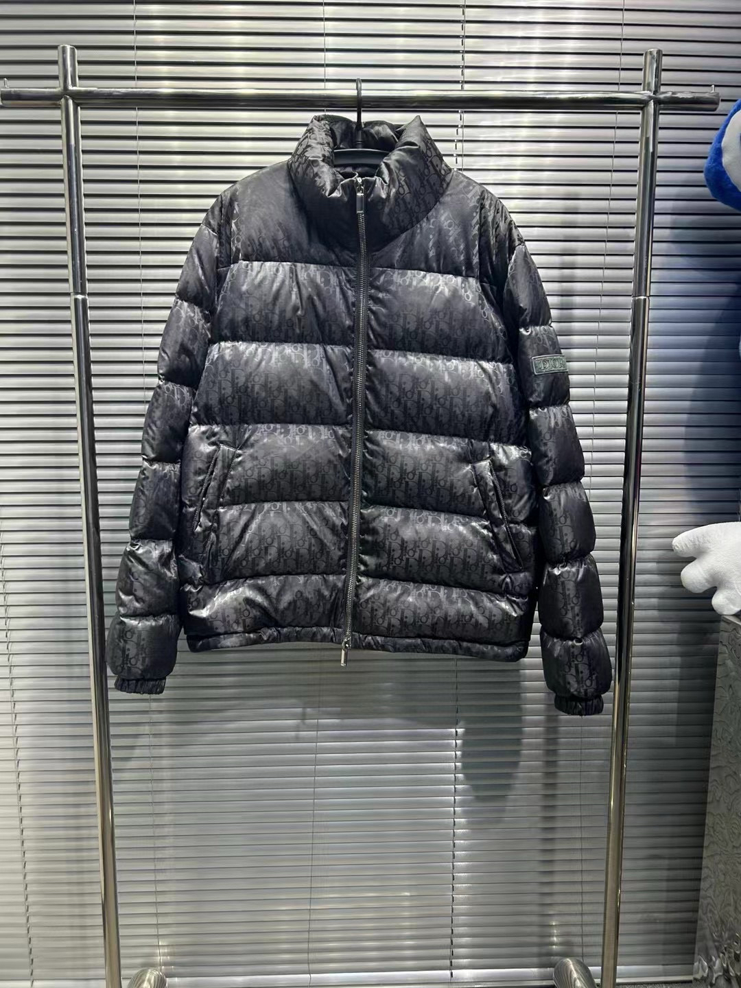 Dior新款配色灰色暗纹满印字母灰色羽绒服/52码/全新/平台22609