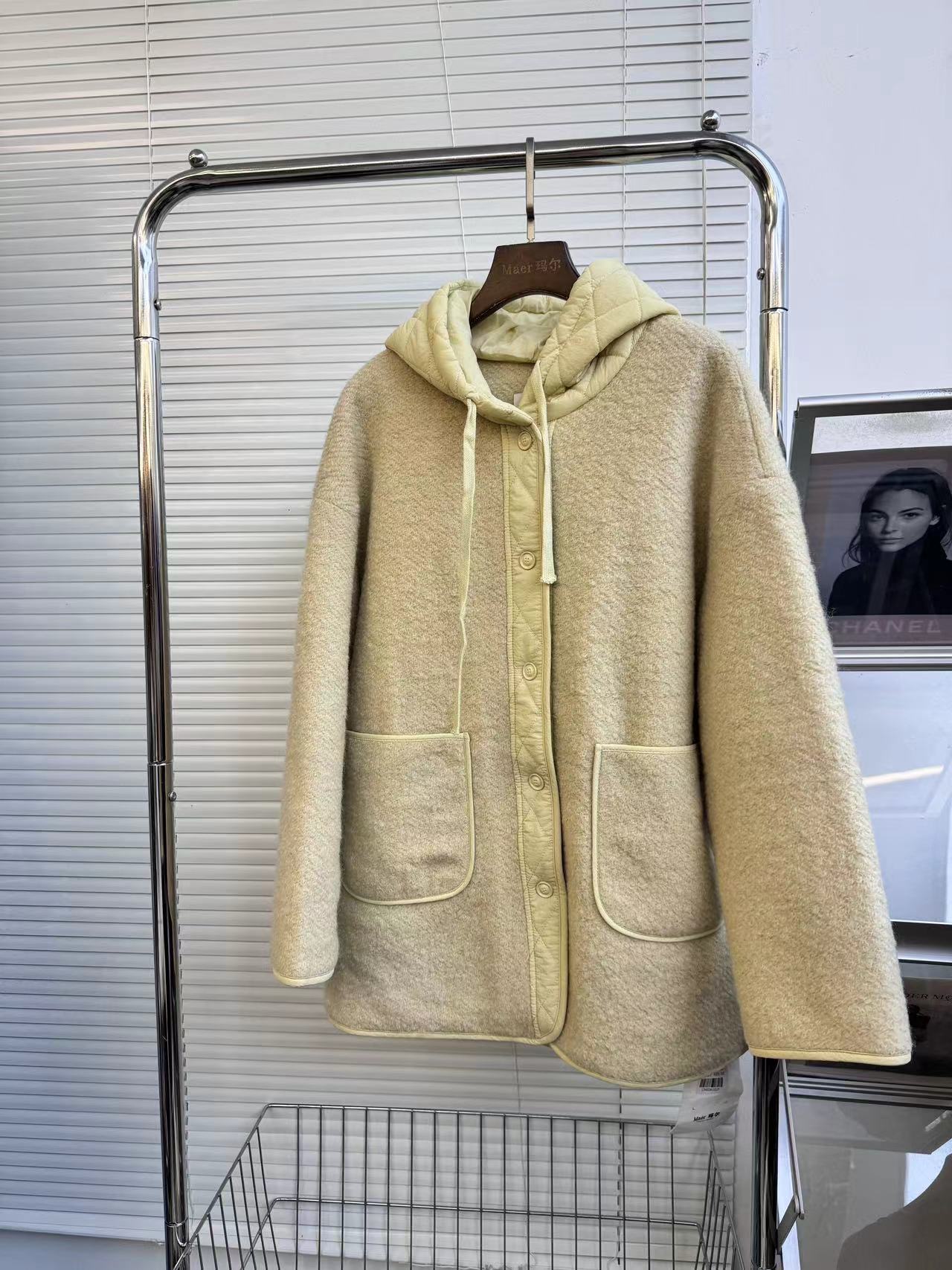 小妳XiaoNi———（新款冬拼接带帽毛毛外套1340361）