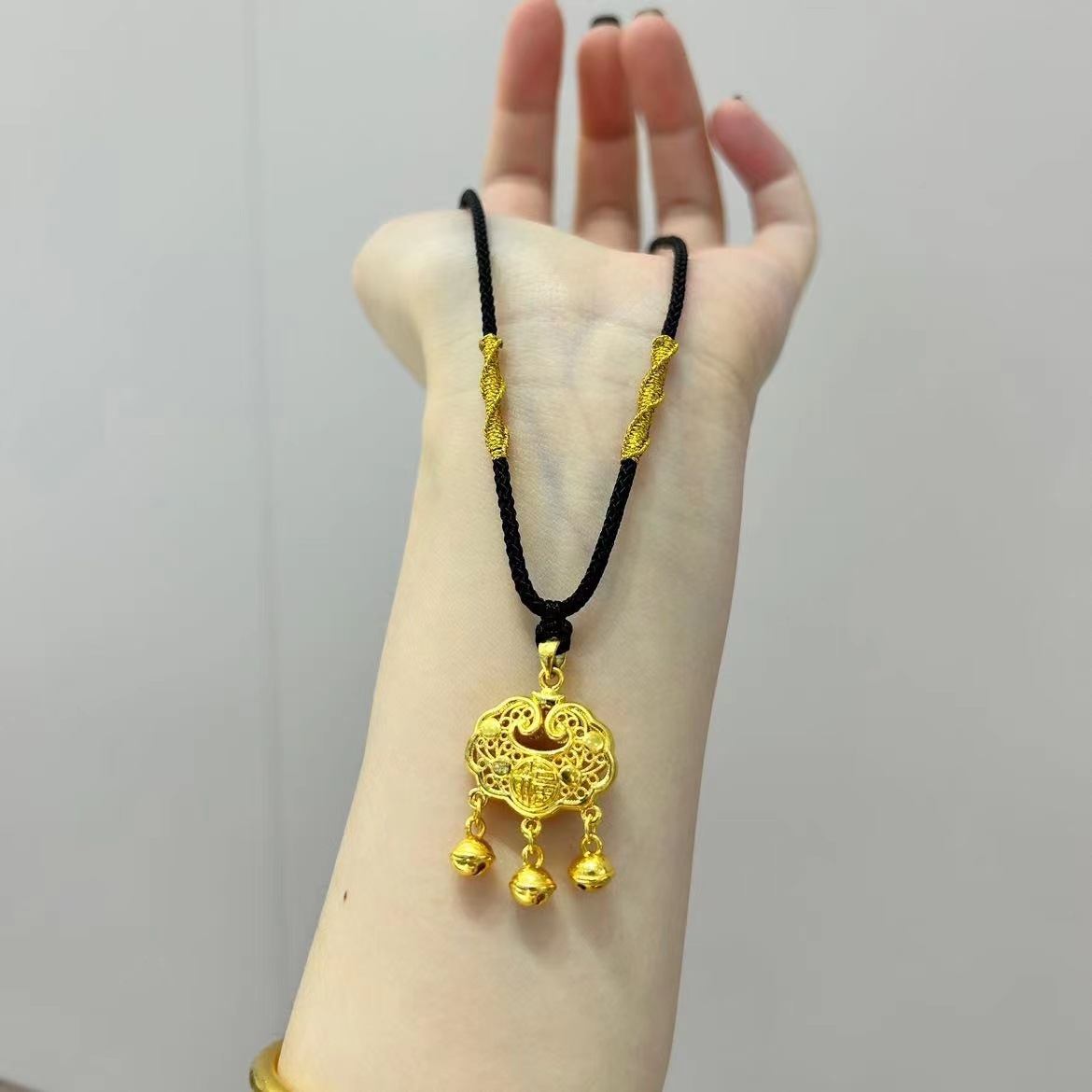 Chow Tai Seng/周大生圣诞足金黄金宝宝福字平安锁金锁祥云锁礼物