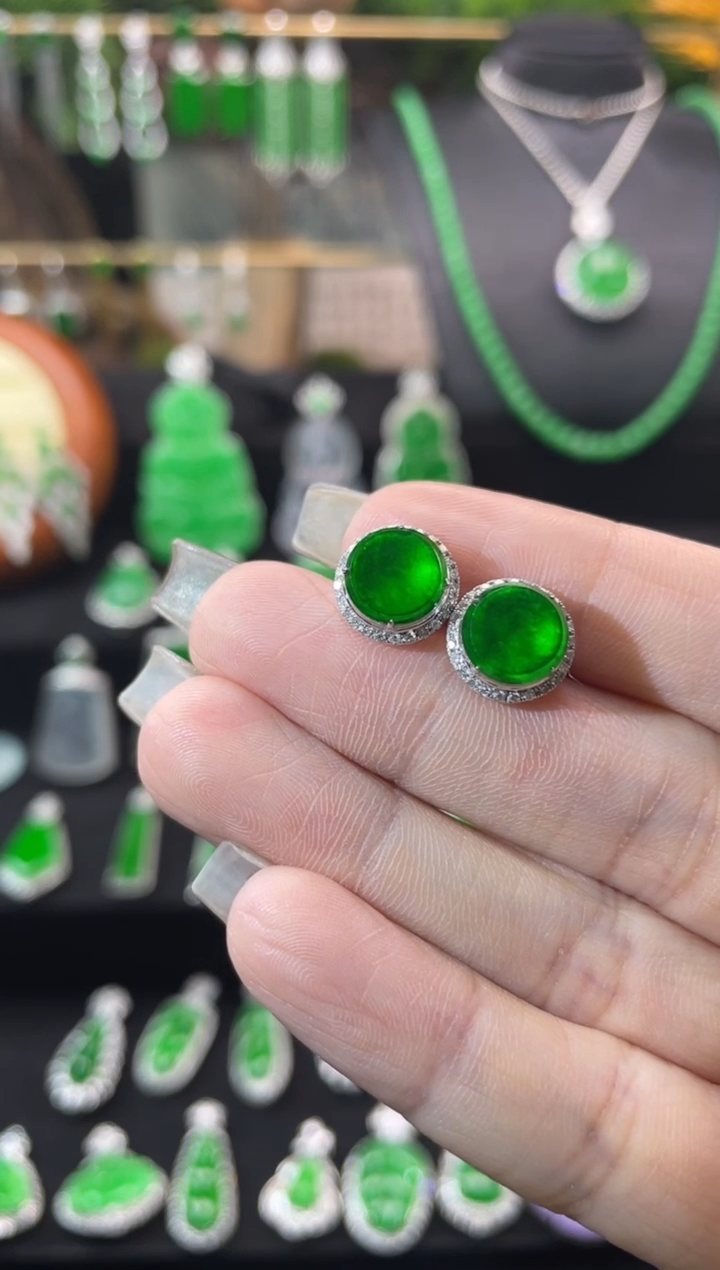 【闪购商品】翡翠耳饰18K金镶嵌高冰辣绿圆牌耳钉