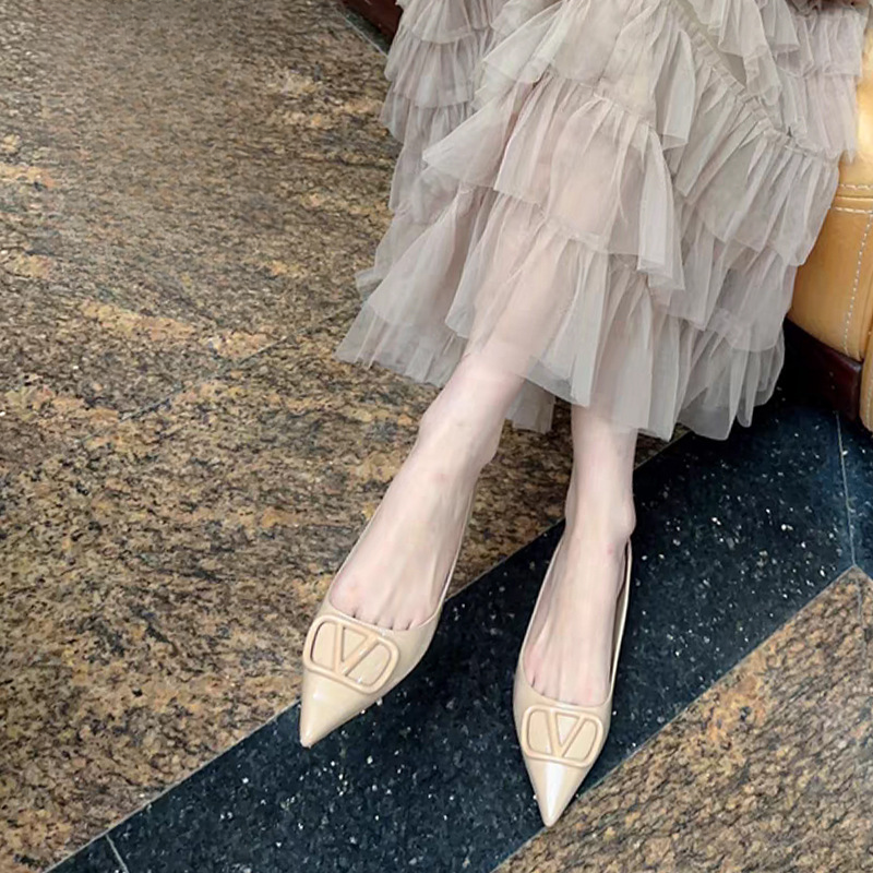 尖头V扣漆皮裸色女鞋2025四季浅口船形名媛风气质平跟白色铆钉鞋