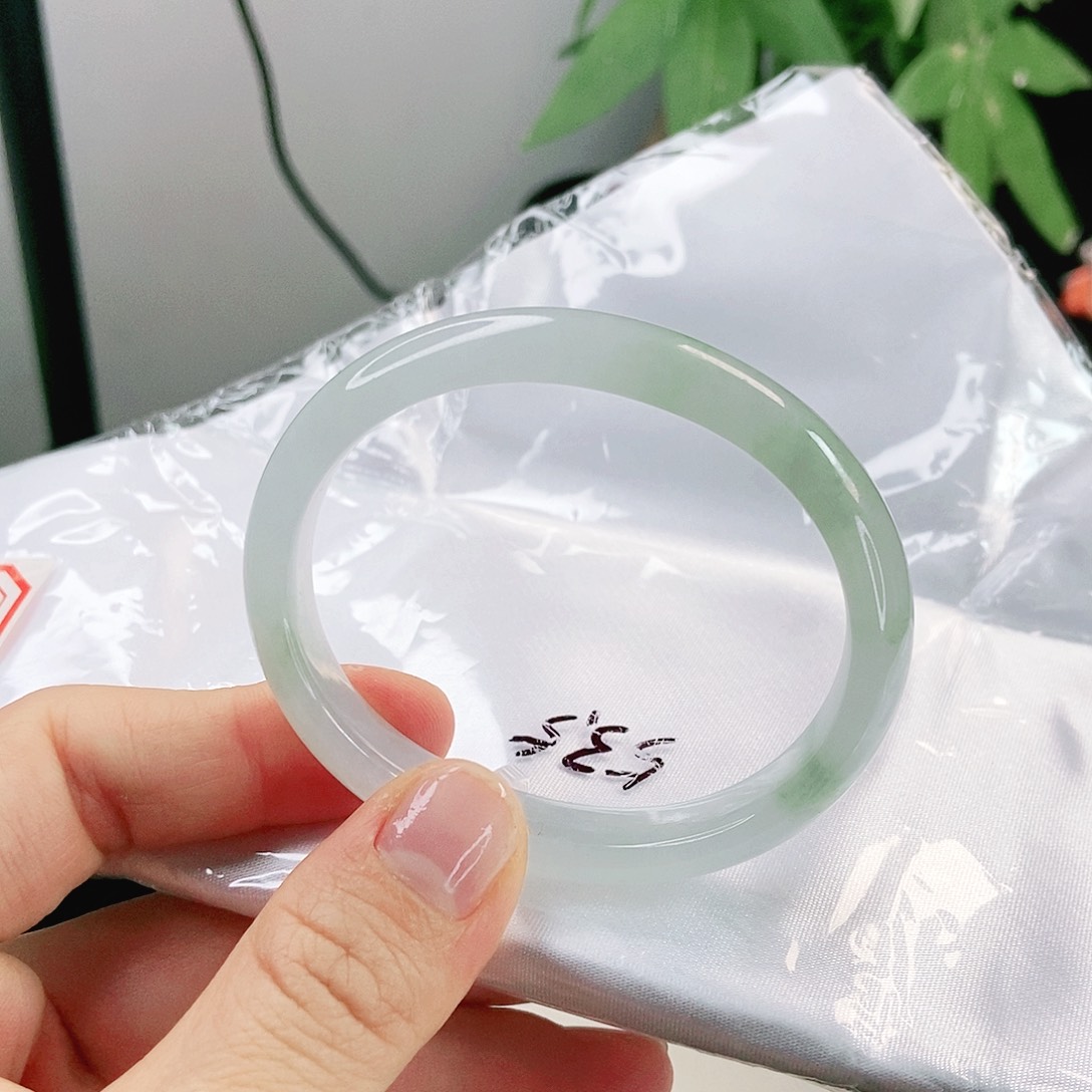 翡翠手镯未镶嵌贵妃