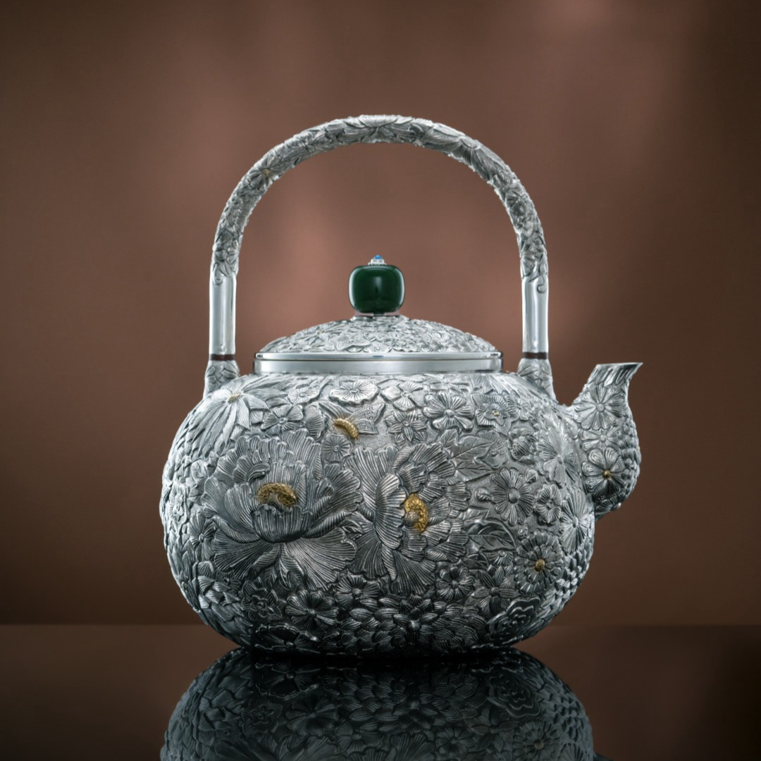 呆坐 | 錾刻嵌金万花纹提梁壶  容量：1300ML