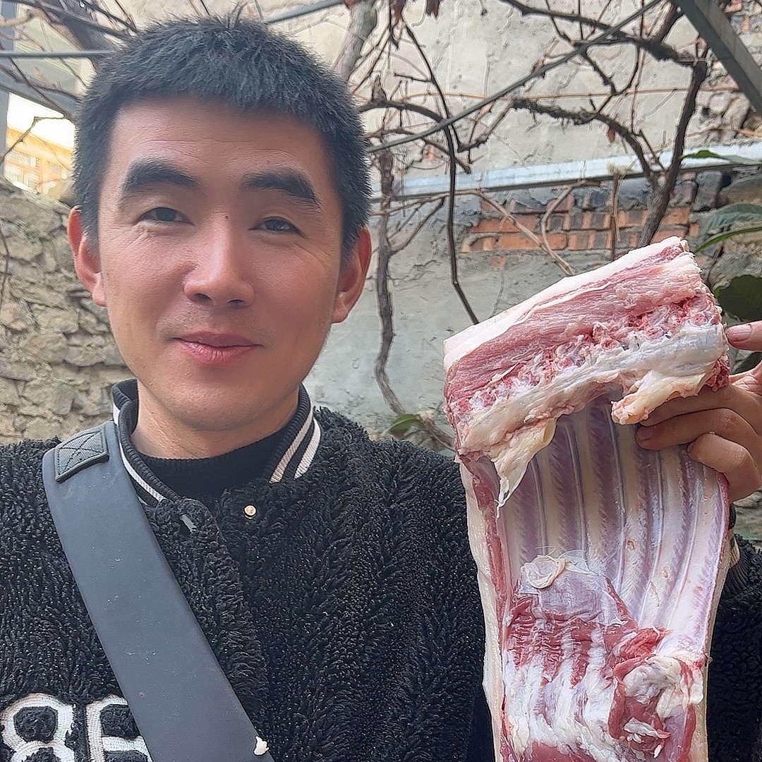 甘肃撅麻猪 散养藏香猪 跑山猪 黑猪 一年长40斤的高品质猪肉