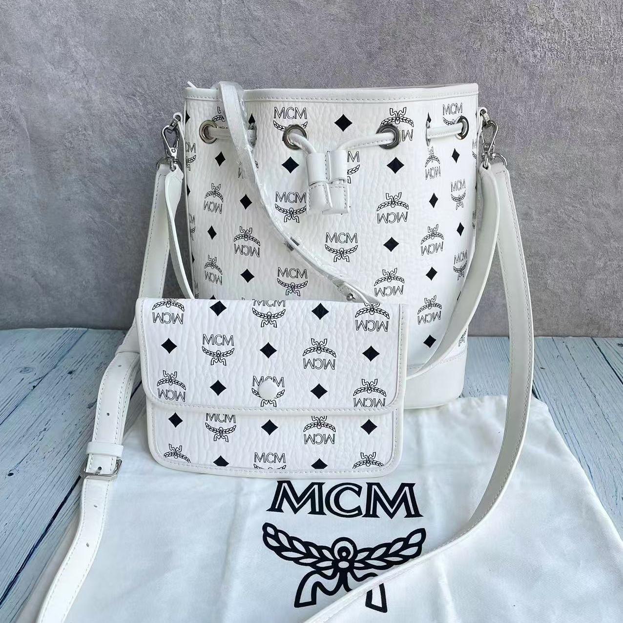 99新 MCM mcm白色小号子母水桶包新款未使用品