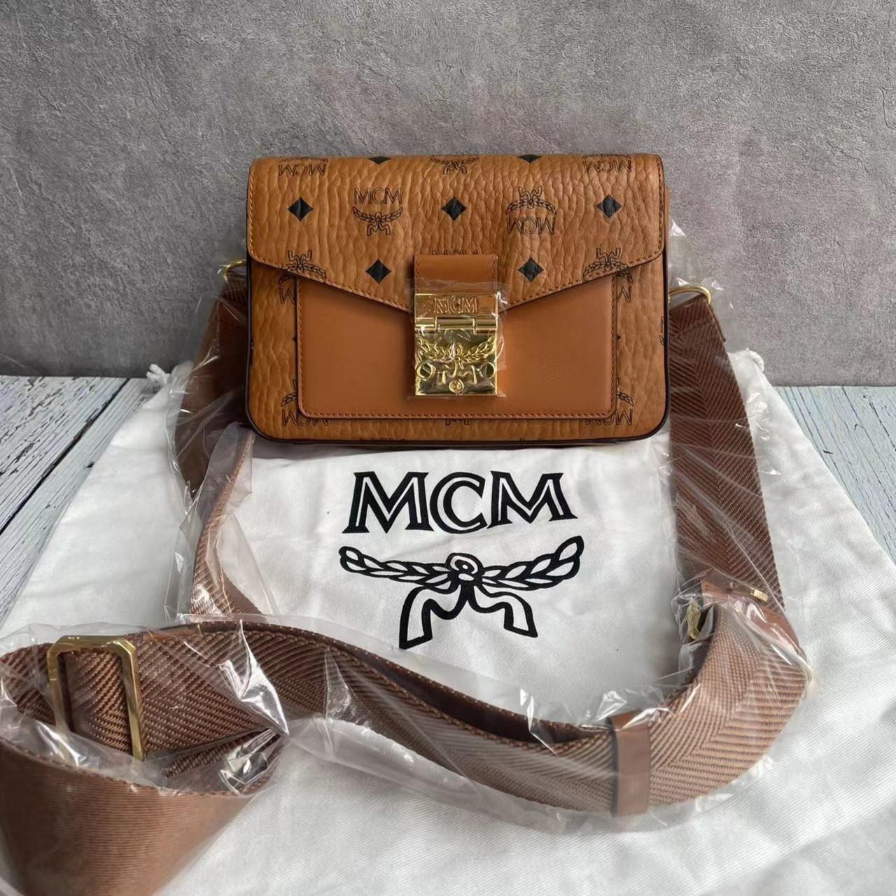 99新 MCM mcm新款干邑色邮差斜挎包98新