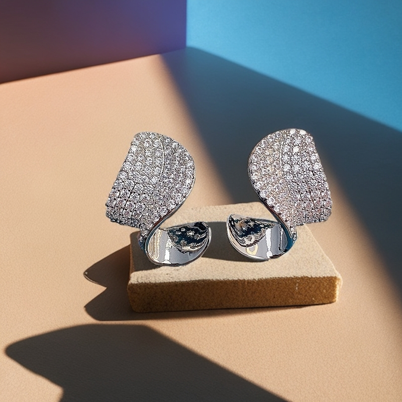 铜合金合成锆石耳饰 新款时尚百搭日常款耳钉简约精致个性通勤款