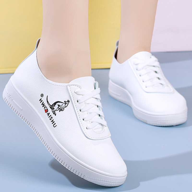 2025新款女士春夏皮面很轻很软上班不累脚透气防滑软底休闲小白鞋
