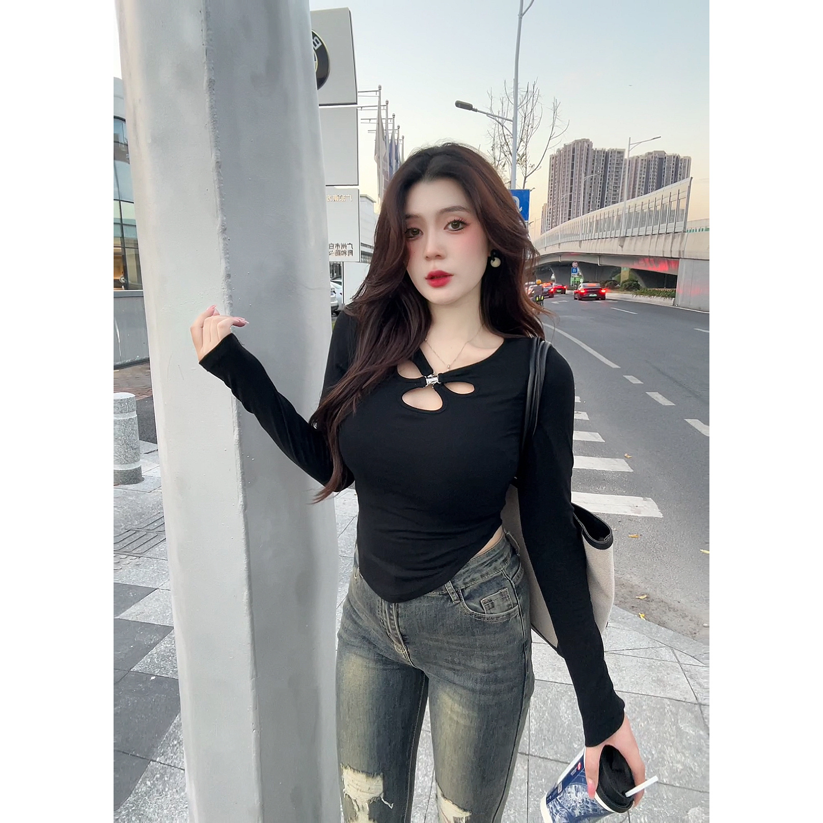 辣妹氛围感镂空正肩春季性感修身纯欲风圆领显瘦上衣长袖T恤