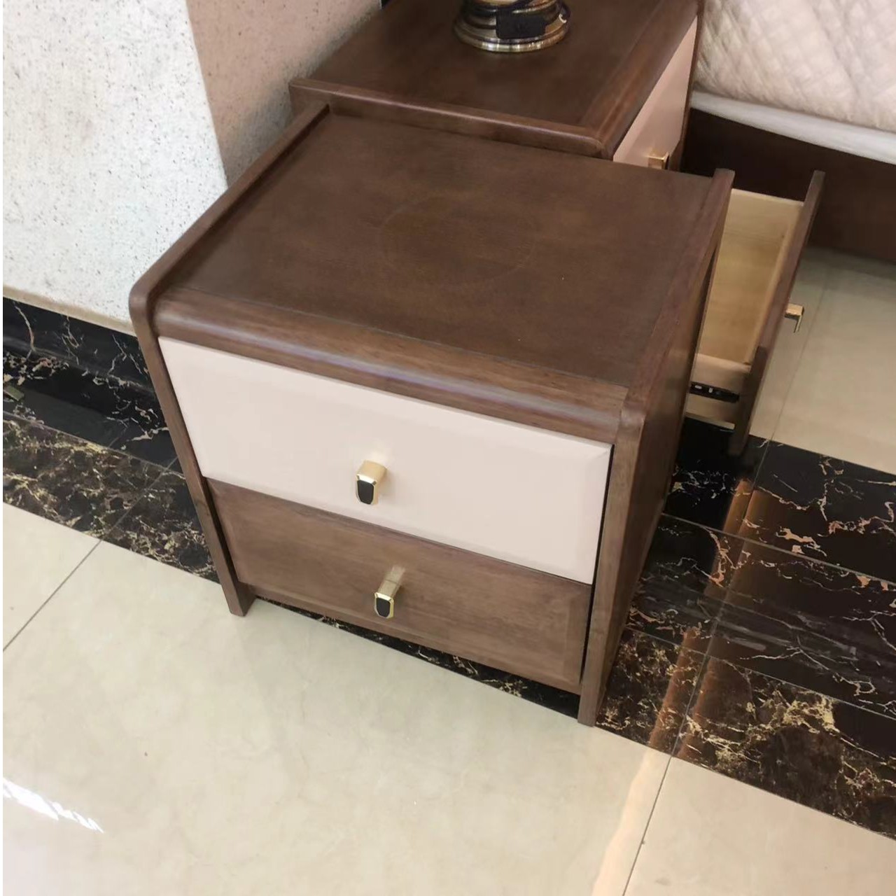 储物床头柜中式金丝胡桃木木压纹储物床头柜