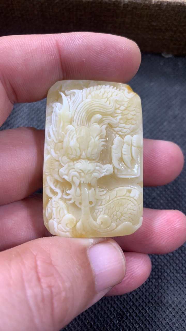 天然蜜蜡吊坠龙牌