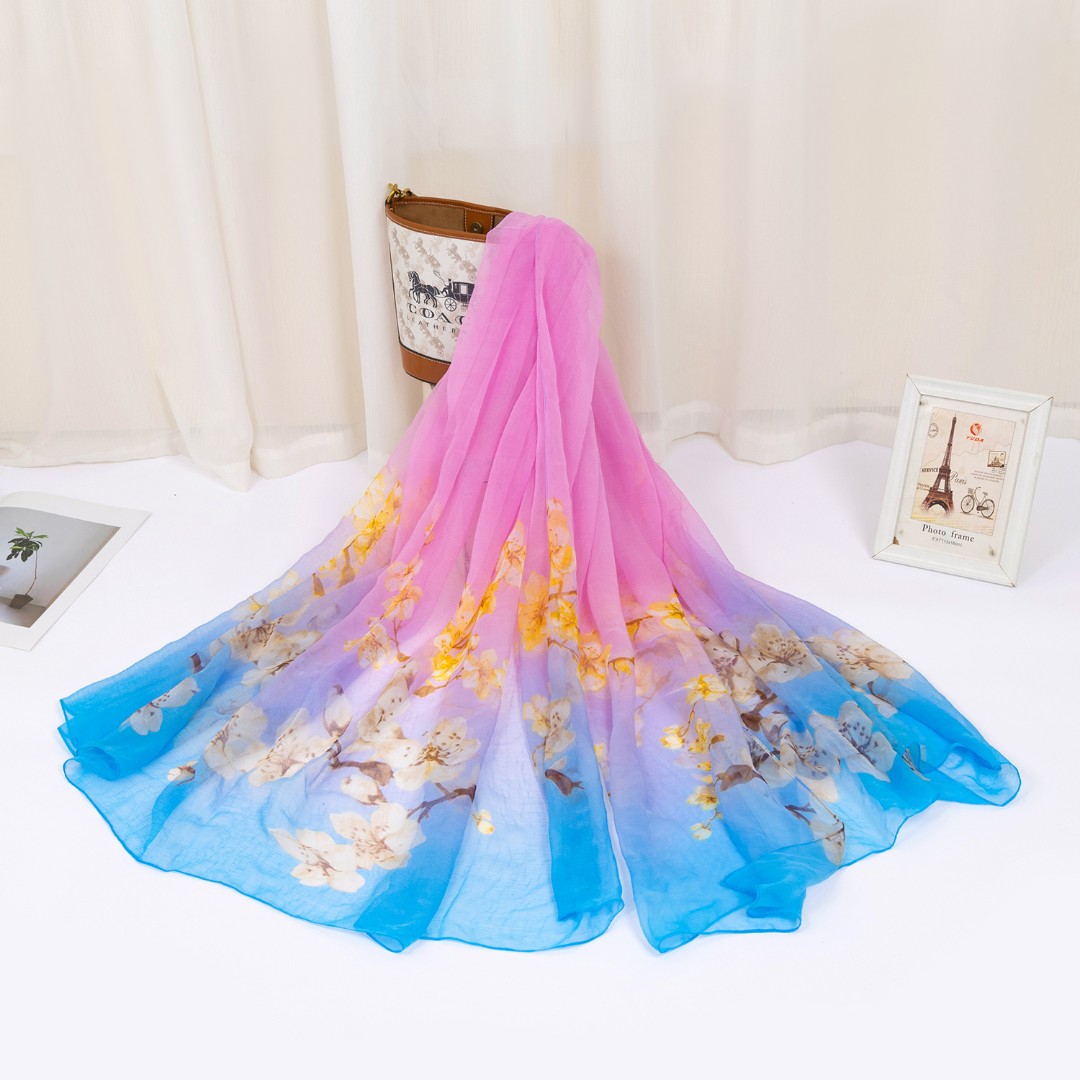 鳄鱼皱桃之夭夭粉蓝色丝巾围巾沙滩巾印花长款百搭时尚春夏渐变色
