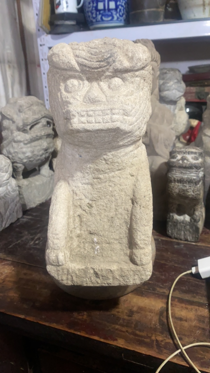 白砂石狮子。高30.5公分。底长26.6公分。底宽14公分