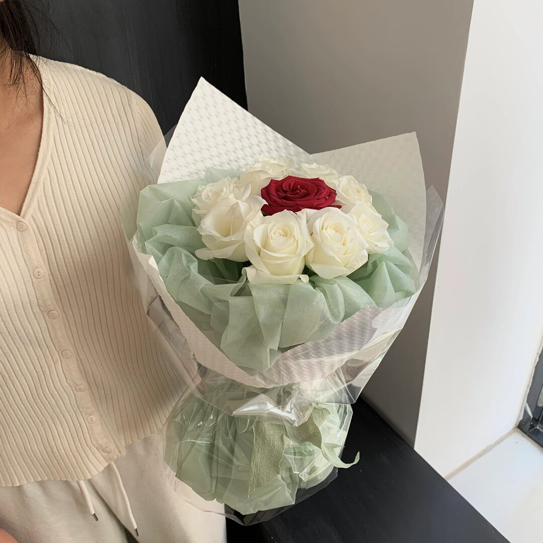 小王子♥【白月光与朱砂痣】8枝白玫瑰1枝红玫瑰花束鲜花送女友闺蜜生日约会鲜花小时达同城直送