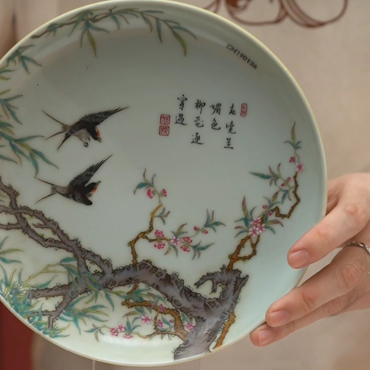 粉彩燕子闹春图诗题纹赏盘