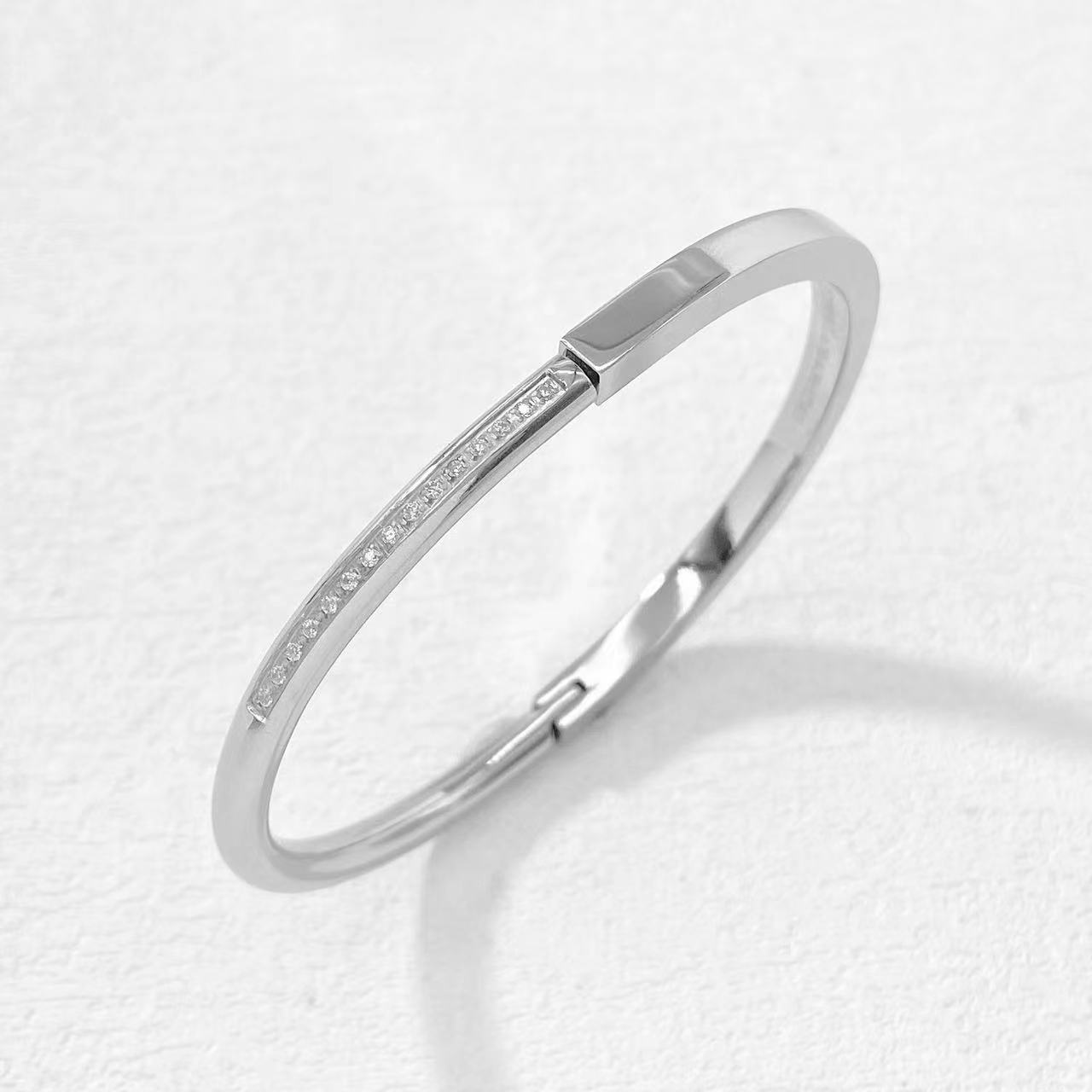 钛钢手镯 木木（QA2822）58毫米*47毫米  精致半镶贵妃镯手镯